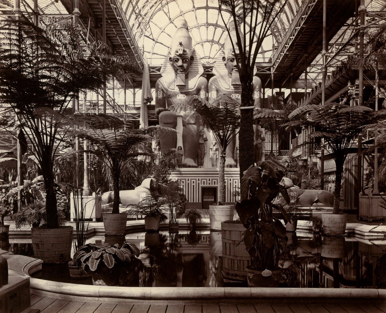 Crystal Palace i London: interiøret i det nordlige transeptet, ca. 1870 (s/hvitt-bilde) av Joseph Paxton