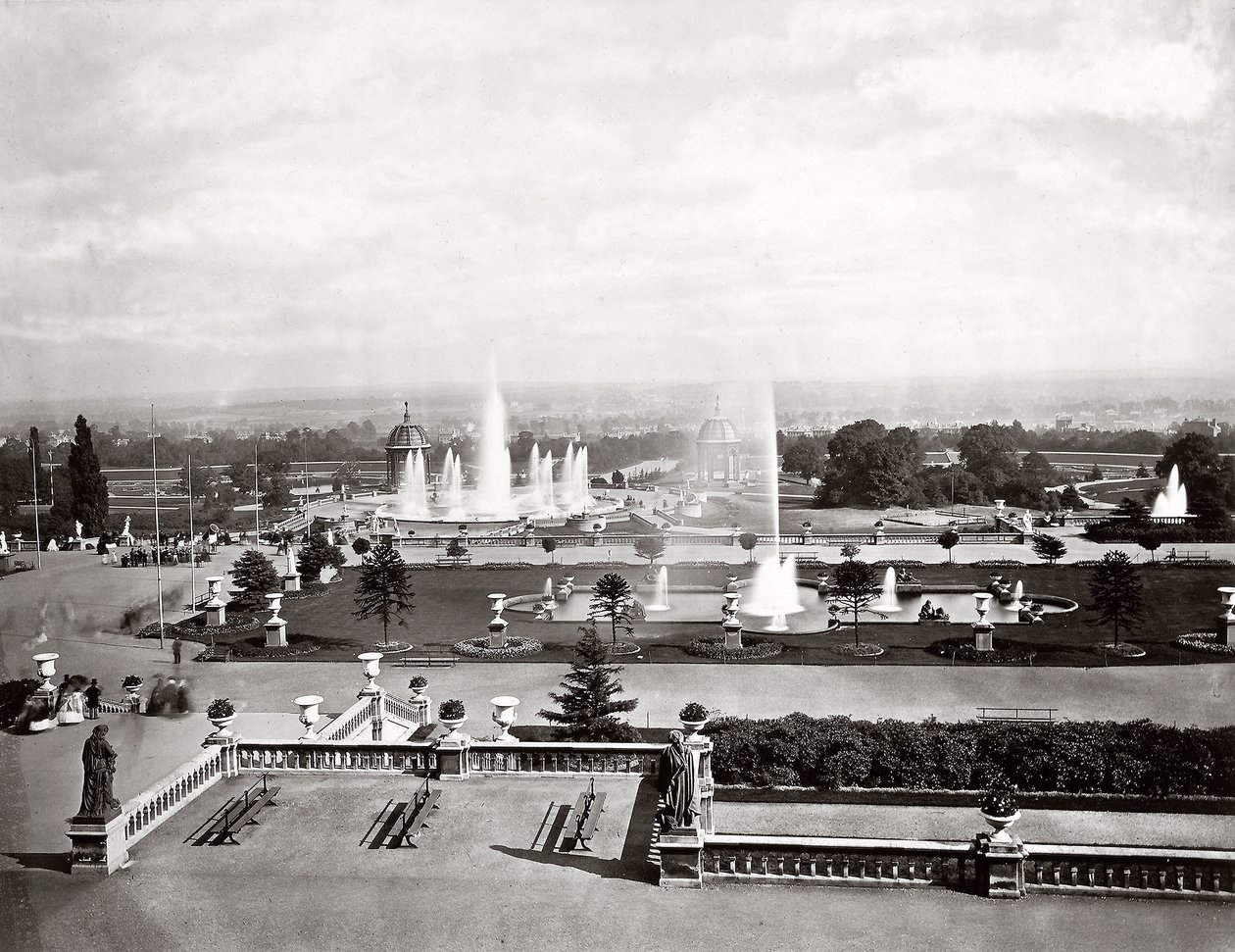 The Crystal Palace i London: terrasser og fontener, ca. 1870 (s/hvitt-bilde) av Joseph Paxton