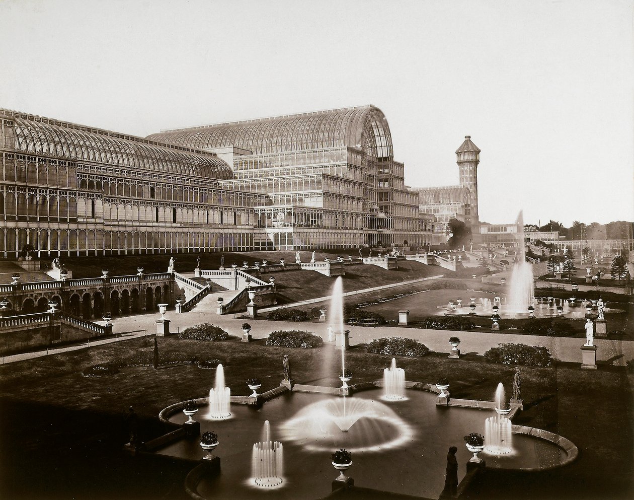 Crystal Palace i London: hagene og fontenene, ca. 1870 (s/hvitt-bilde) av Joseph Paxton