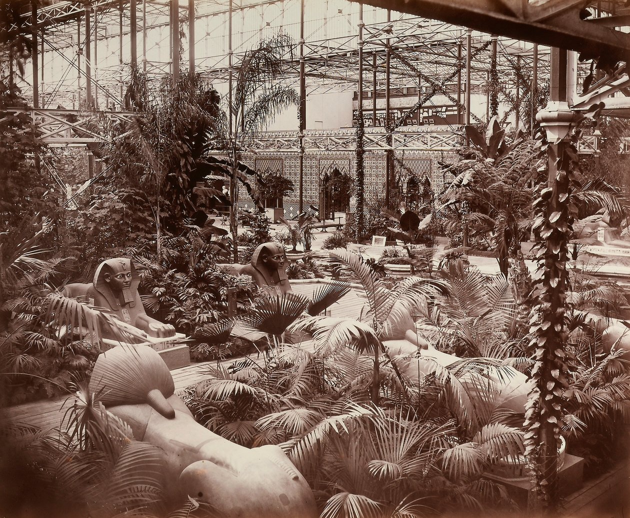 Crystal Palace i London: den tropiske delen, ca. 1870 (s/hvitt-bilde) av Joseph Paxton