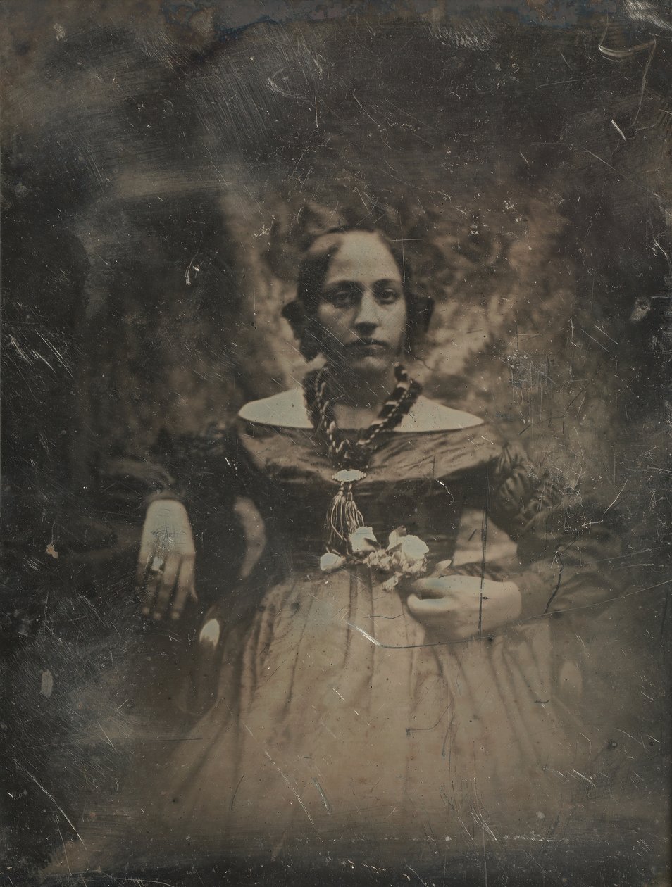 Ung kvinne som holder en blomst, ca. 1842. av Joseph Philibert Girault De Prangey