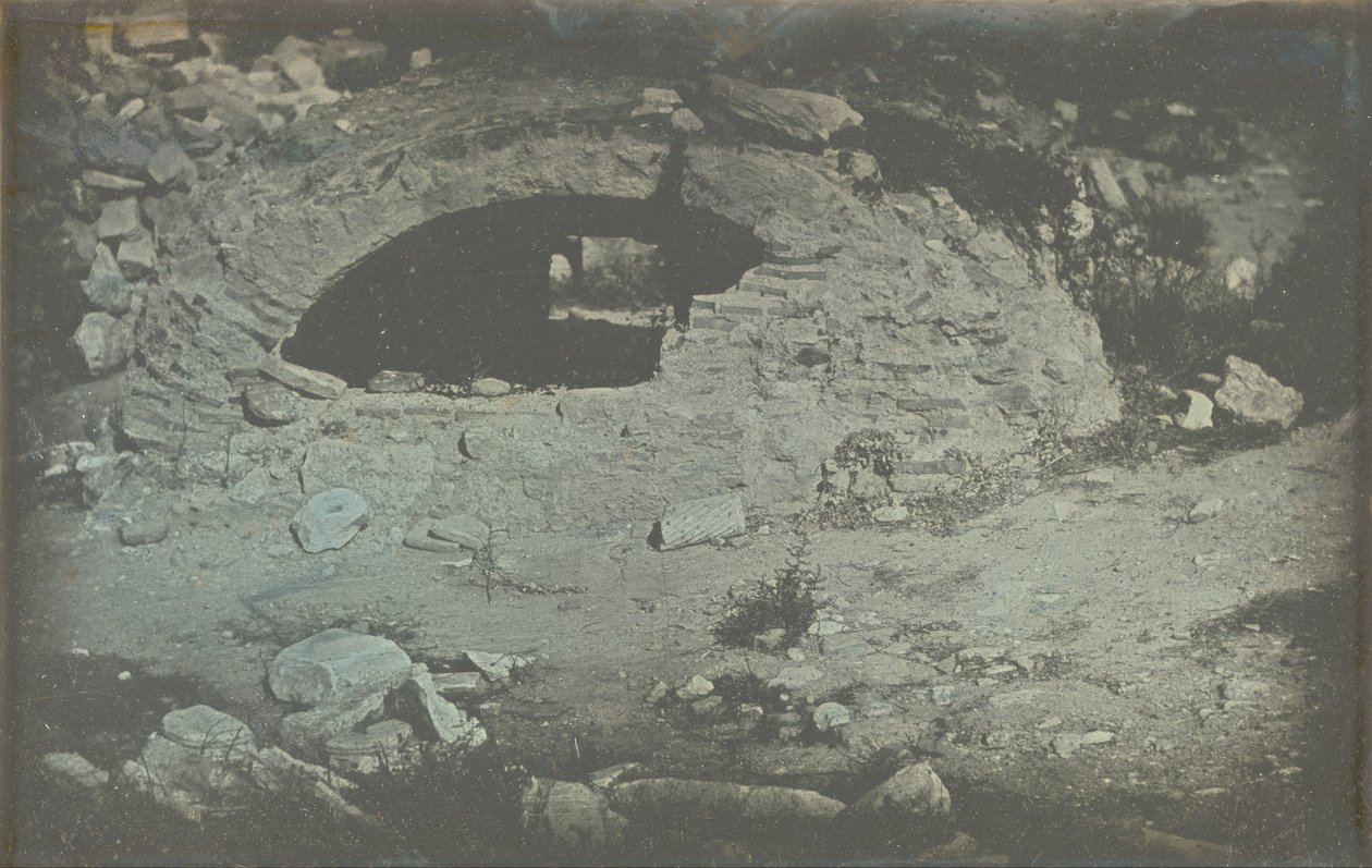 Athens. T.[emple] de Min.[erve] Poliade (1er planer) / [Sisterneåpning ved foten av Erecteion, Akropolis, Athen. av Philibert Joseph Girault de Prangey