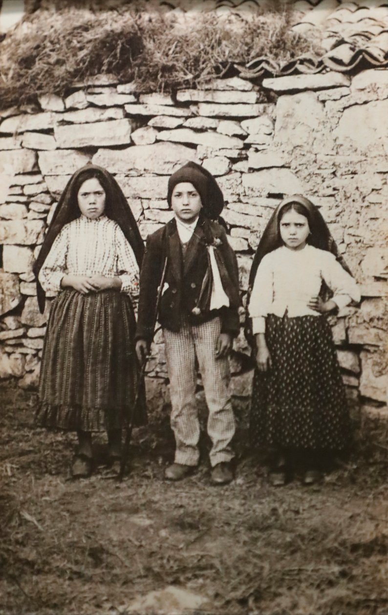 Fatimas helligdom. Lucia dos Santos og søskenbarna hennes Francisco og Jacinta Marto. Vår Frue av Fatima. Portugal. av Joshua Benoliel