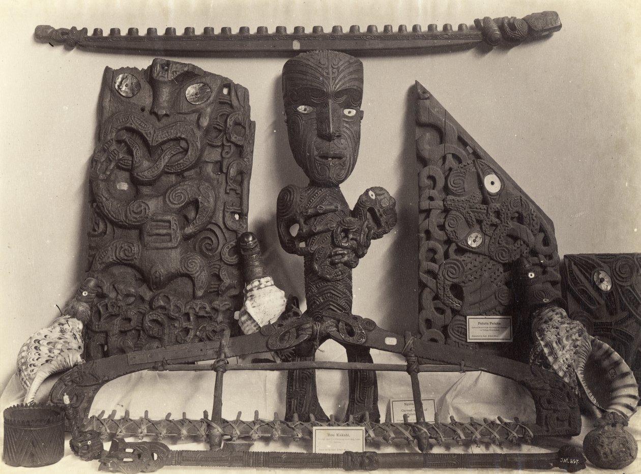 Gjenstander i Auckland Museum, ca. 1890 (albumintrykk) av Josiah Martin
