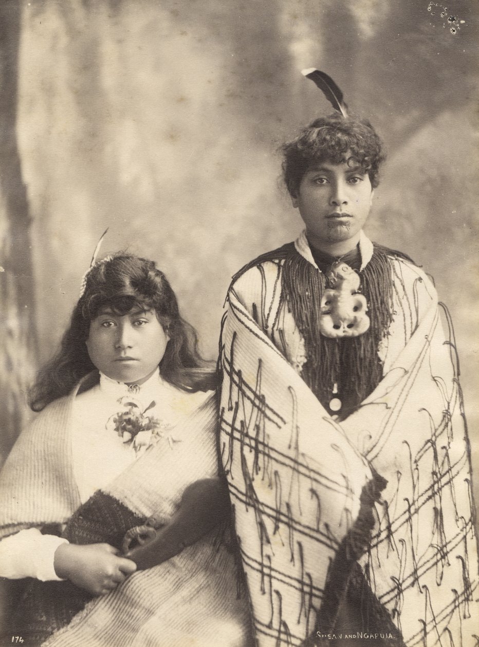 Susan og Ngapuia, ca. 1900 (albumtrykk) av Josiah Martin