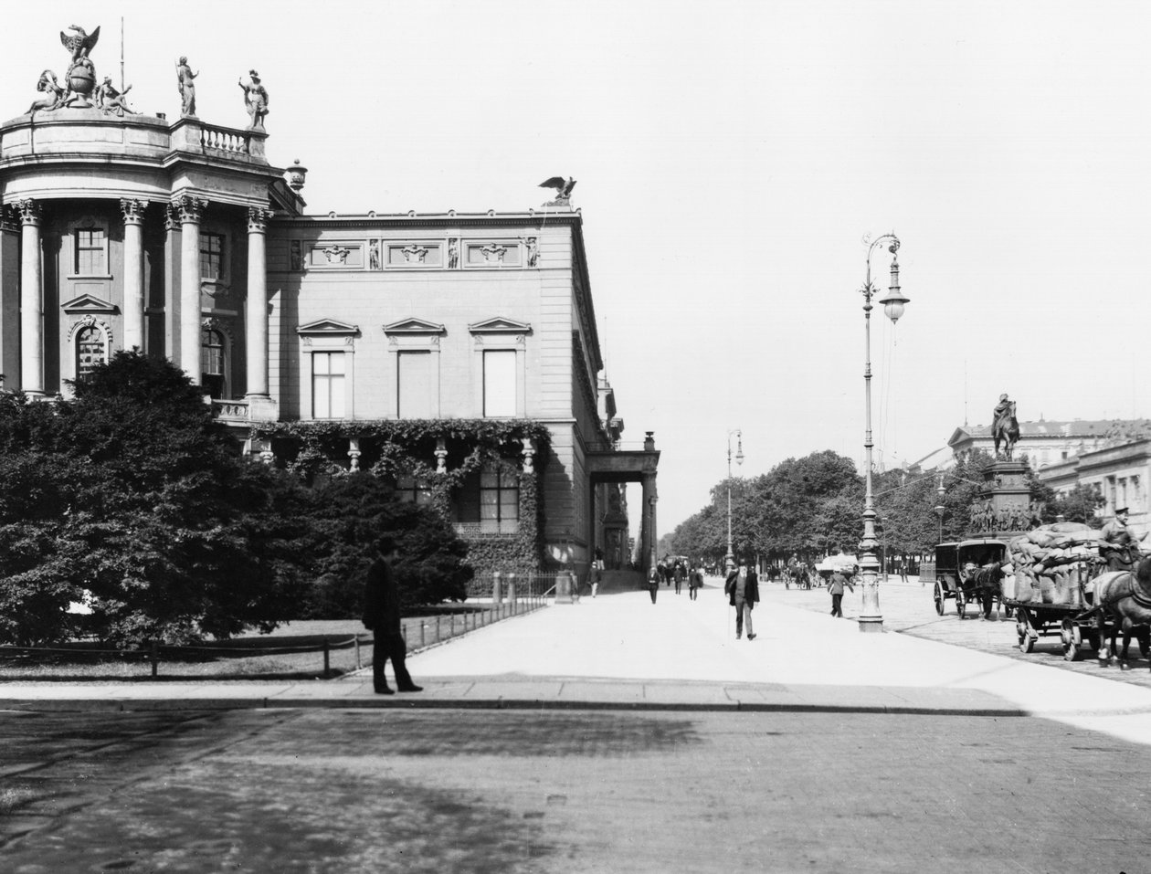 Palasset til Wilhelm I (1797-1888) bygget 1834-37 av Carl F. Langhans (1782-1869) Unter den Linden, Berlin, ca. 1910 av Jousset
