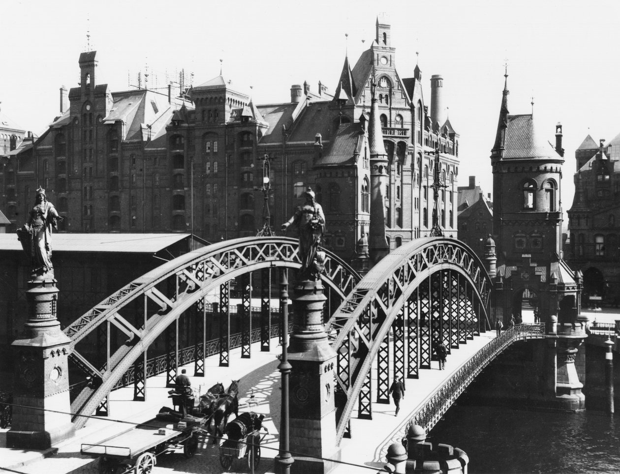 Bro i Speicherstadt (lagerbyen) Hamburg, ca. 1910 av Jousset