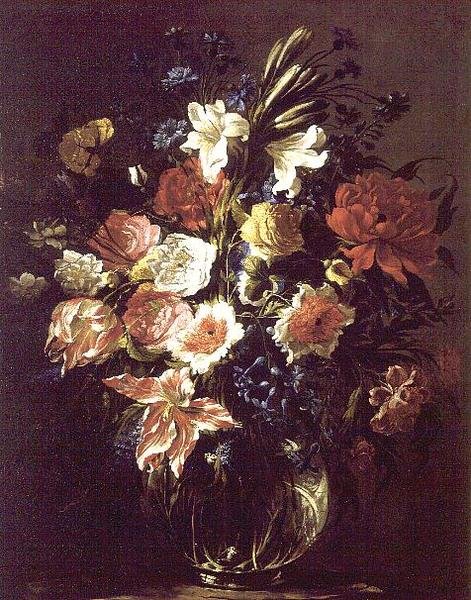 Liljer, peoner, tulipaner, kornblomster og andre blomster på en glassvase på en pidestall av Juan de Arellano