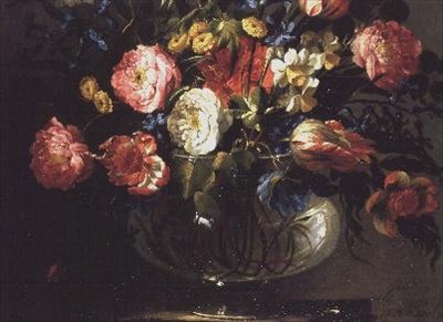 Roser, tulipaner, hyasinter og jasmin i en glassvase av Juan de Arellano