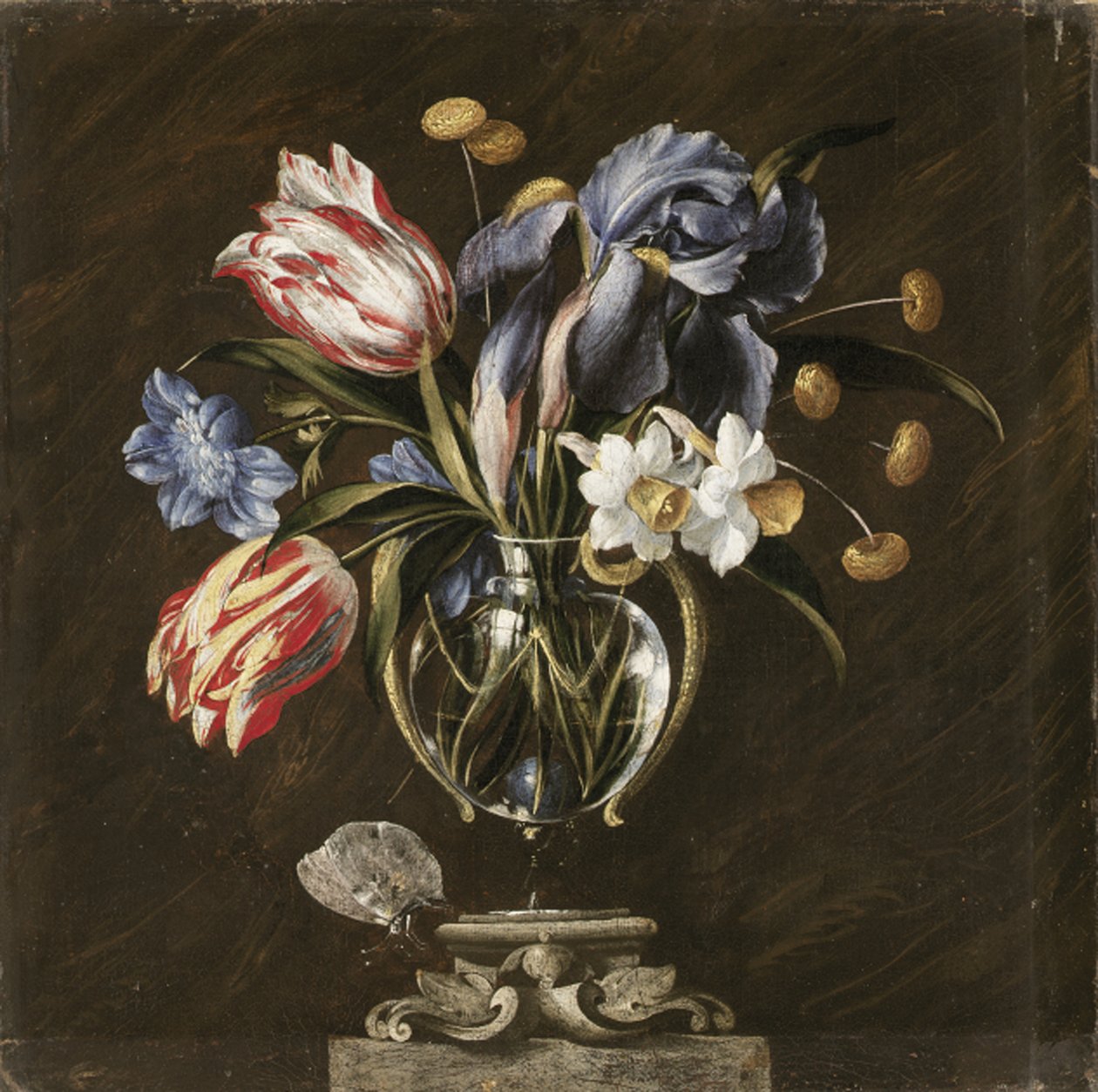 Tulipaner, påskeliljer, iris og andre blomster i en glassvase på et skulpturert stativ, med en sommerfugl av Juan de Arellano