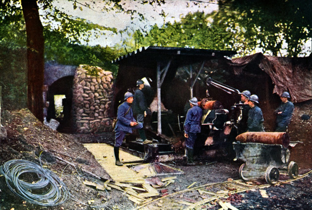 Et fransk batteri med tunge våpen under kamuflasjenett bak en vegg, Verdun, september 1916 (autokrom) av Jules Gervais Courtellemont