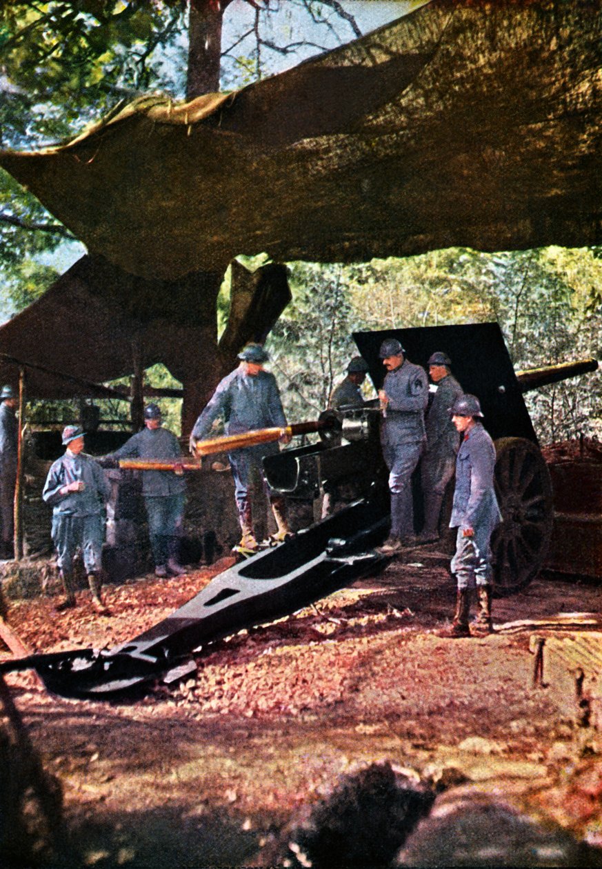 Et fransk batteri med tunge kanoner under kamuflasjenett i skogen, Verdun, september 1916 (autokrom) av Jules Gervais Courtellemont