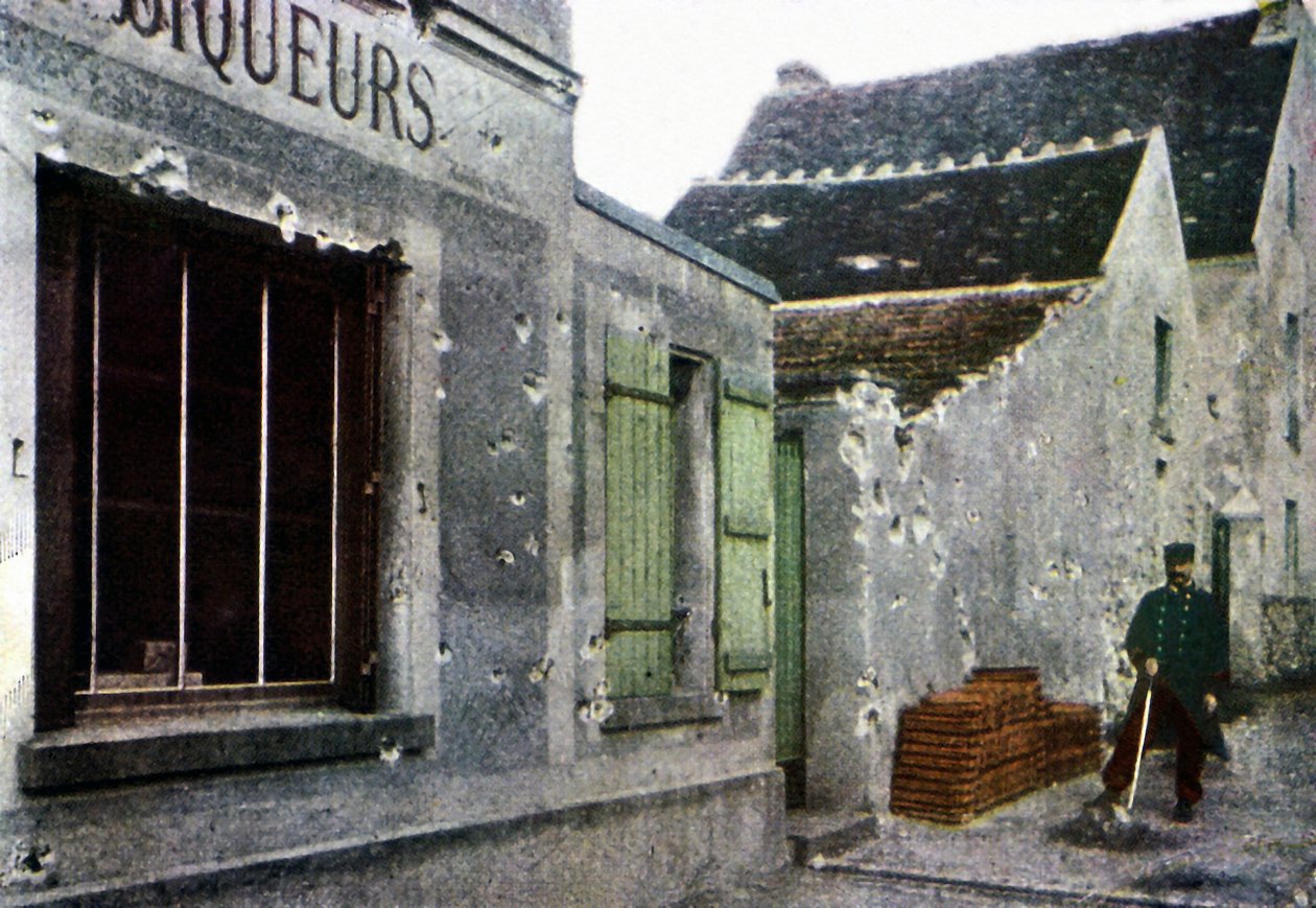 En fransk soldat som ryddet opp i byen Barcy nær Meaux under slaget ved Marne øst for Paris, september 1914 (autokrom) av Jules Gervais Courtellemont