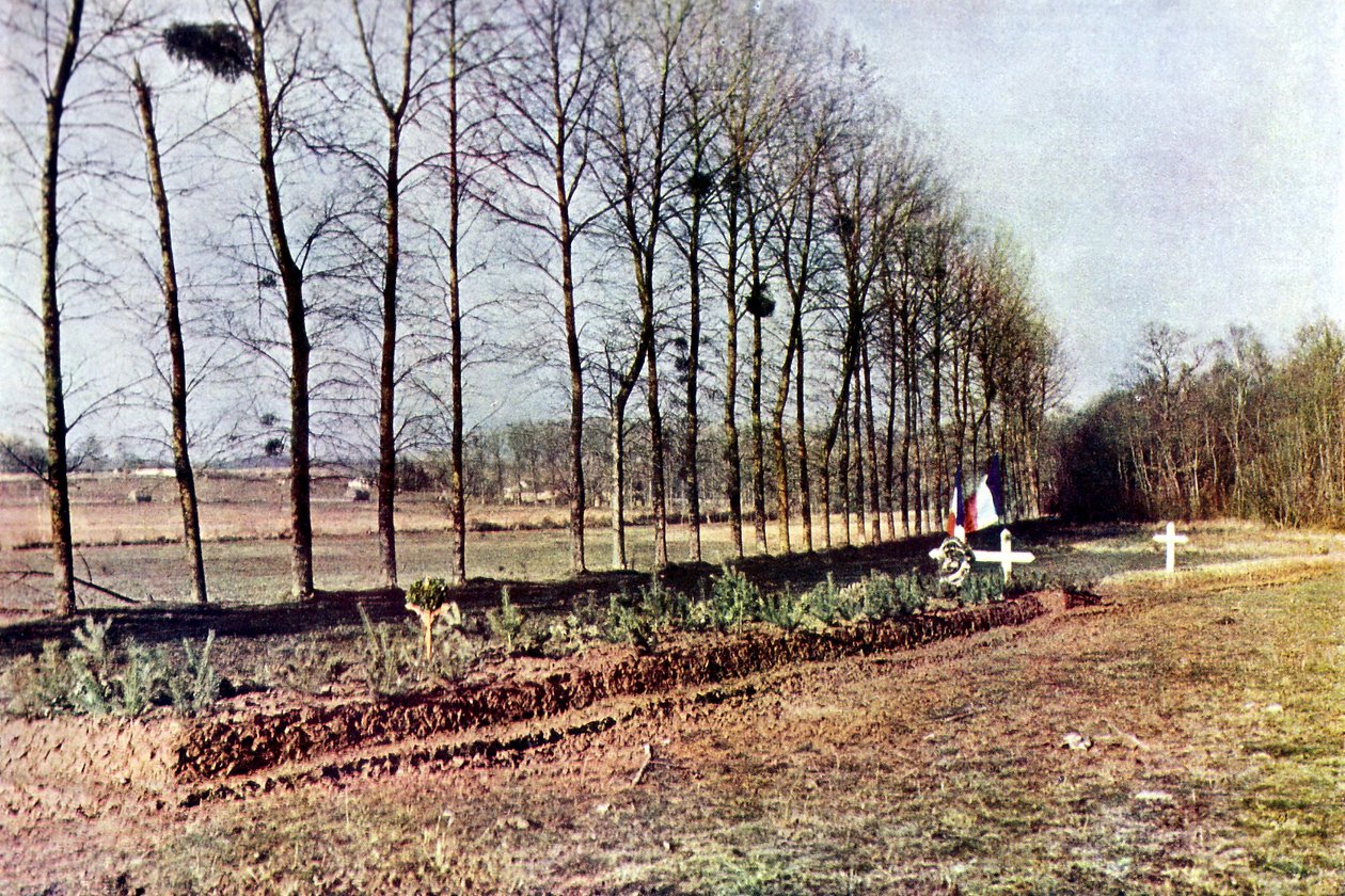 En grav med en rekke franske soldater drept i Soisy-Bouy under slaget ved Marne øst for Paris, september 1914 (autokrom) av Jules Gervais Courtellemont