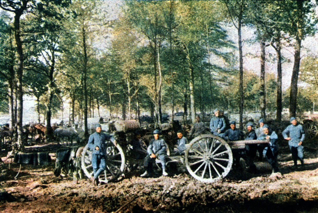 En gruppe franske artillerister med 75 mm kanoner under slaget ved Verdun, september 1916 (autokrom) av Jules Gervais Courtellemont