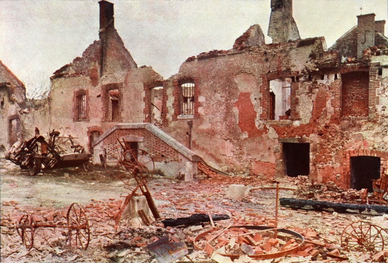 Ødelagte bygninger i en liten by under slaget ved Marne øst for Paris, september 1914 (autokrom) av Jules Gervais Courtellemont