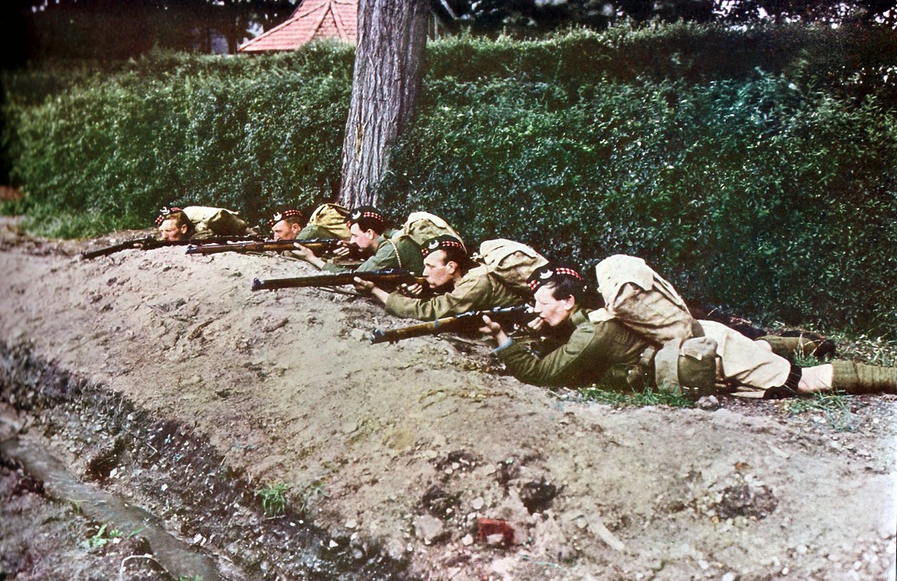 Fem infanterister fra Skottland med rifler klar under slaget ved Marne øst for Paris, september 1914 (autokrom) av Jules Gervais Courtellemont
