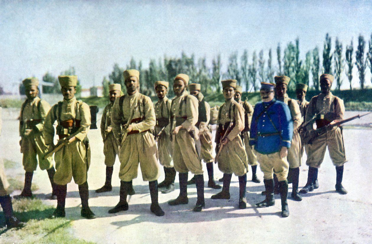 Marokkanske geværmenn og en fransk offiser i utkanten av landsbyen under slaget ved Marne øst for Paris, september 1914 (autokrom) av Jules Gervais Courtellemont