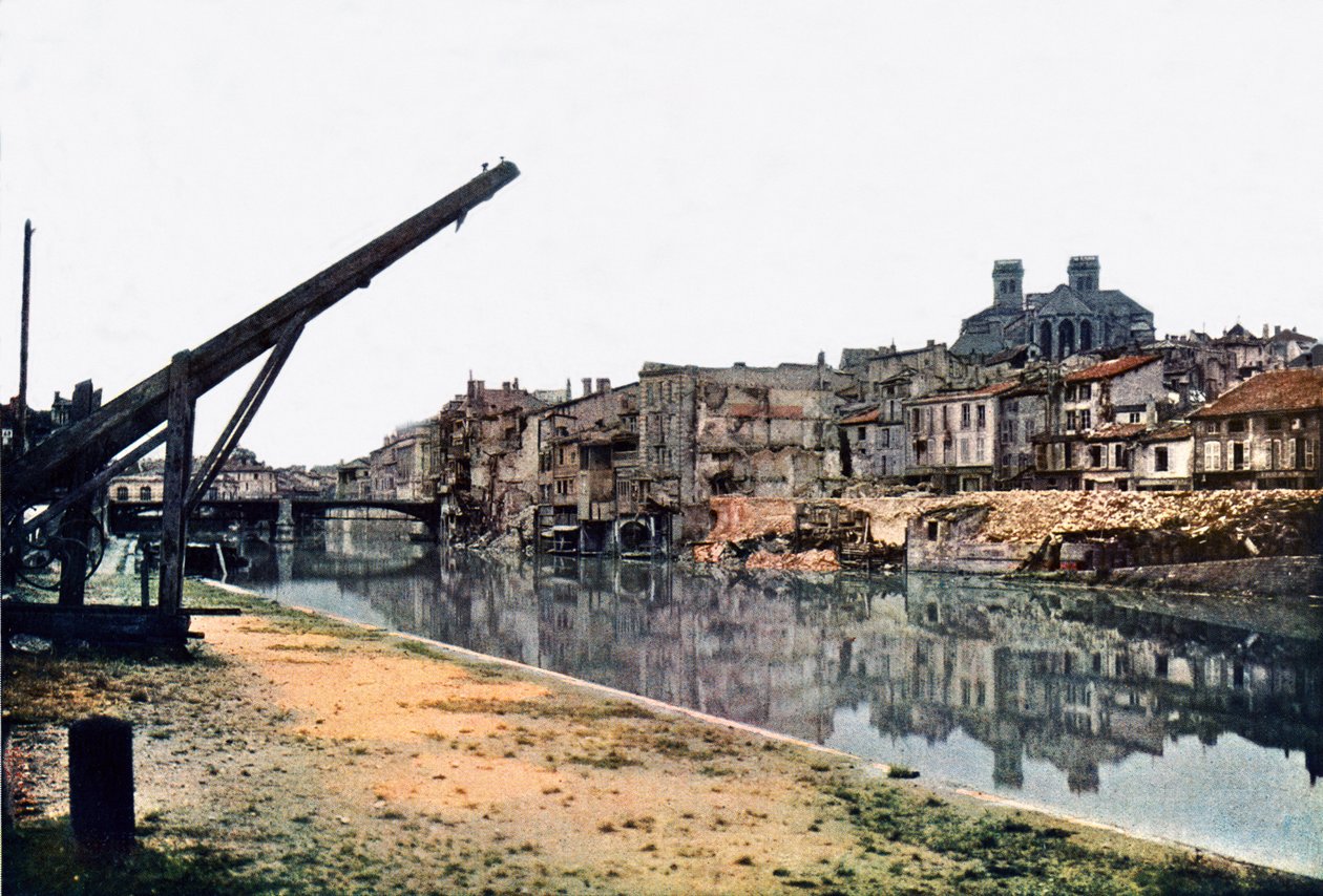 Meuse og Verdun med alvorlig skadede bygninger langs elven, september 1916 (autokrom) av Jules Gervais Courtellemont