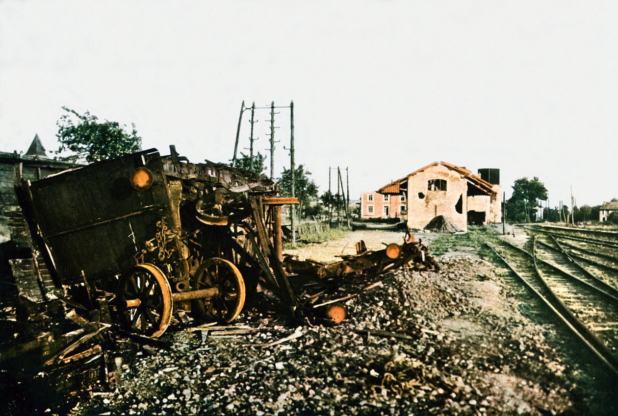 Den skadede jernbanestasjonen i Dombasle-en-Argonne vest for Verdun, september 1916 (autokrom) av Jules Gervais Courtellemont