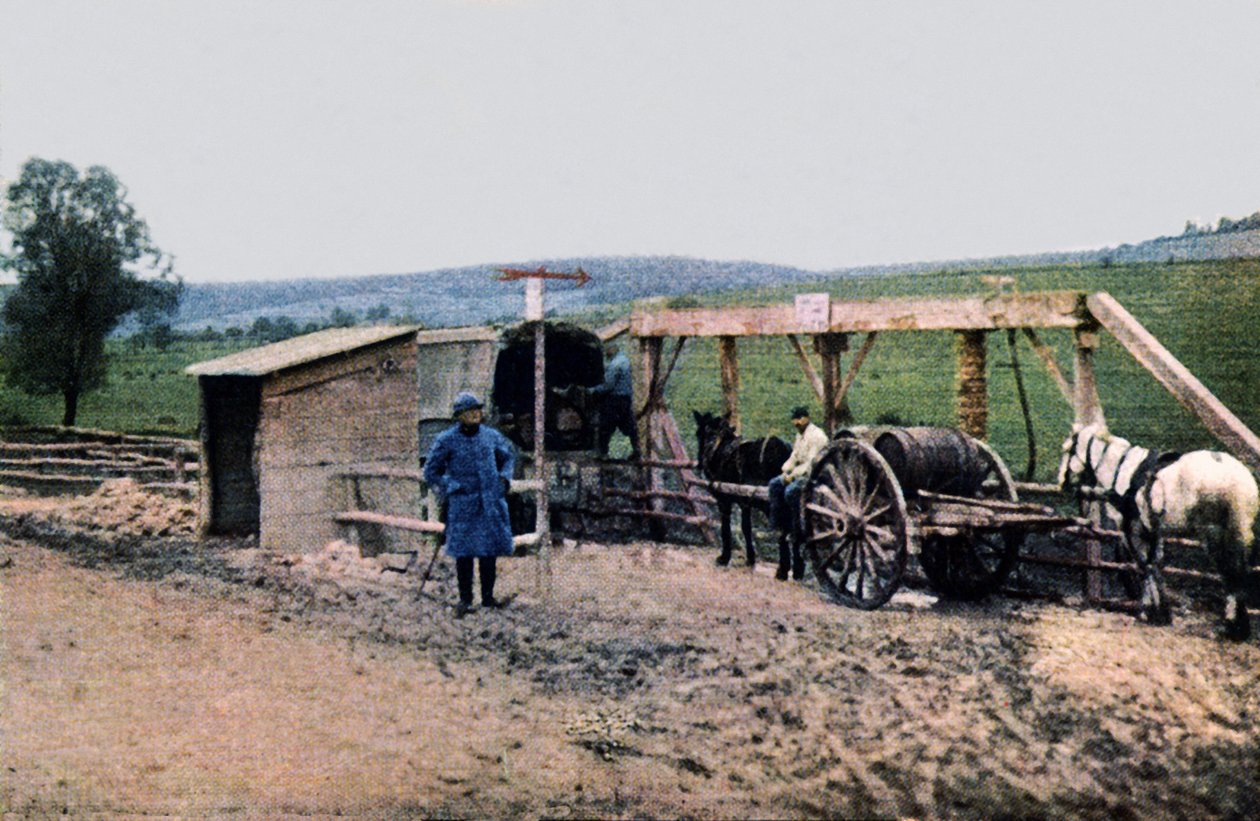En fransk vannforsyningsstasjon, Verdun, 1916 (autokrom) av Jules Gervais Courtellemont