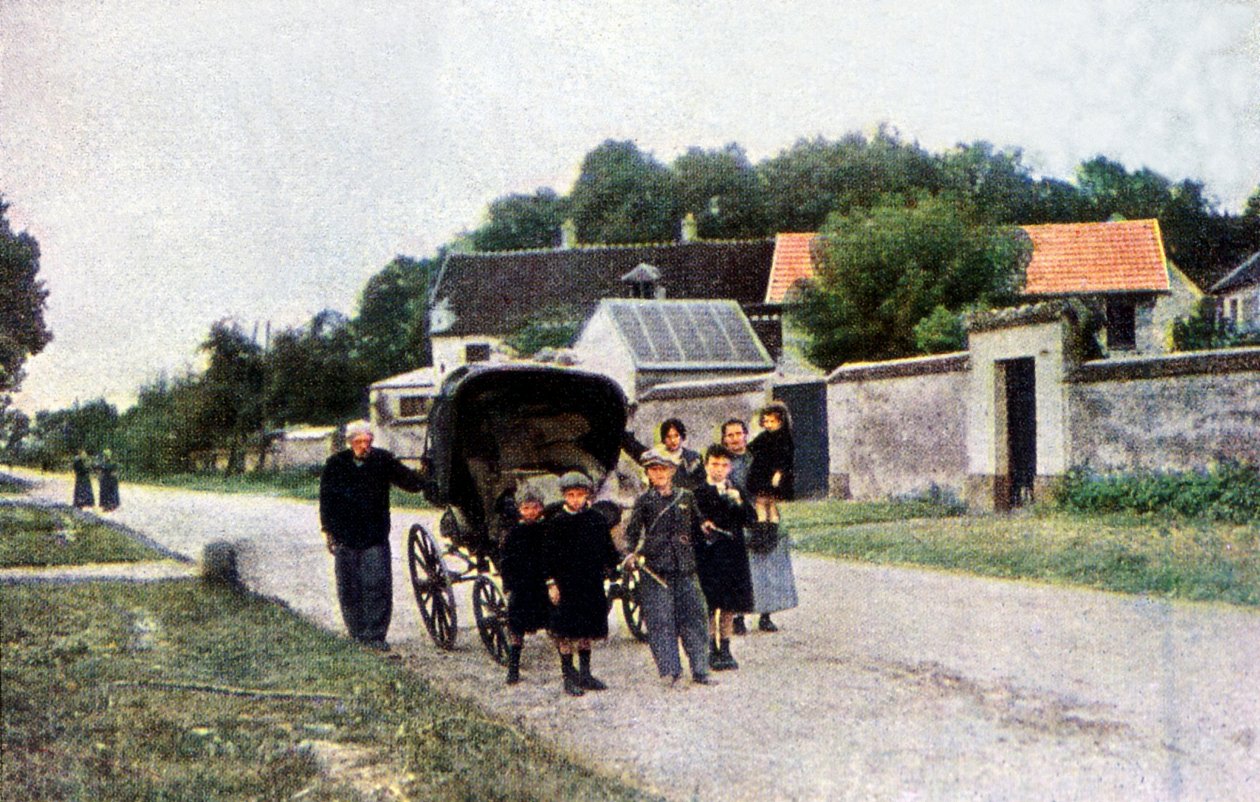 En familie som flyktet fra den tyske invasjonen under slaget ved Marne øst for Paris, september 1914 (autokrom) av Jules Gervais Courtellemont