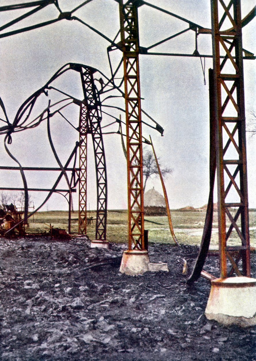 Bøyde stålbjelker fra en brent bygning i byen Étrepilly nord for Meaux under slaget ved Marne øst for Paris, september 1914 (autokrom) av Jules Gervais Courtellemont