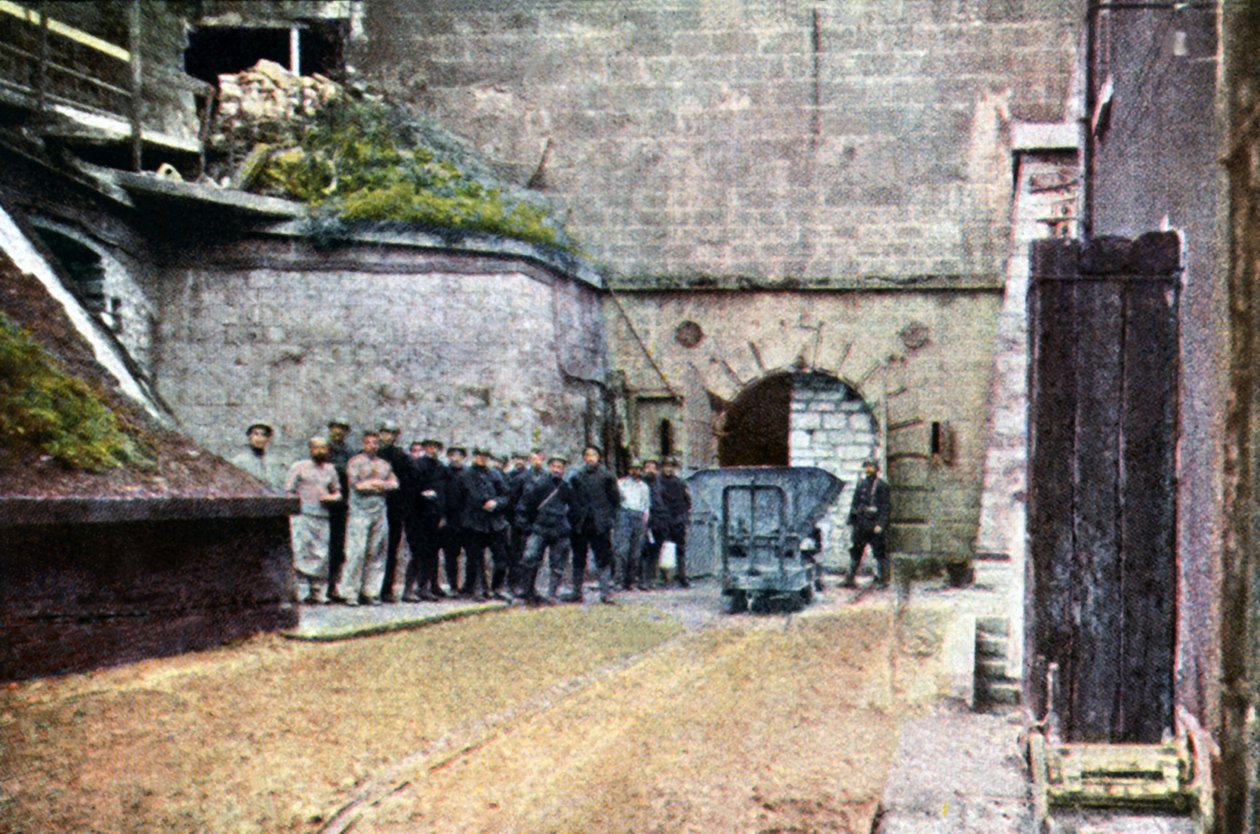 Franske soldater ved inngangen til kasemattene, Verdun, september 1916 (autokrom) av Jules Gervais Courtellemont