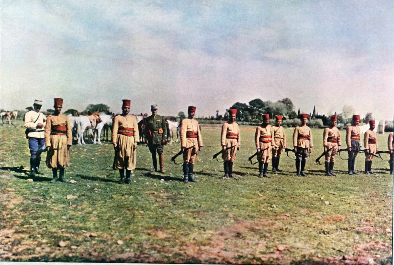 Marokkanske geværmenn og to franske offiserer under slaget ved Marne øst for Paris, september 1914 (autokrom) av Jules Gervais Courtellemont