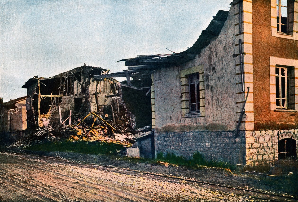 Den ødelagte landsbyen Dombasle-en-Argonne vest for Verdun, september 1916 (autokrom) av Jules Gervais Courtellemont
