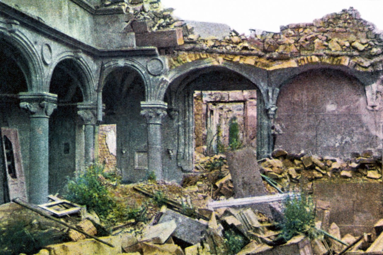 Den sterkt skadede Princerie, Verdun, september 1916 (autokrom) av Jules Gervais Courtellemont