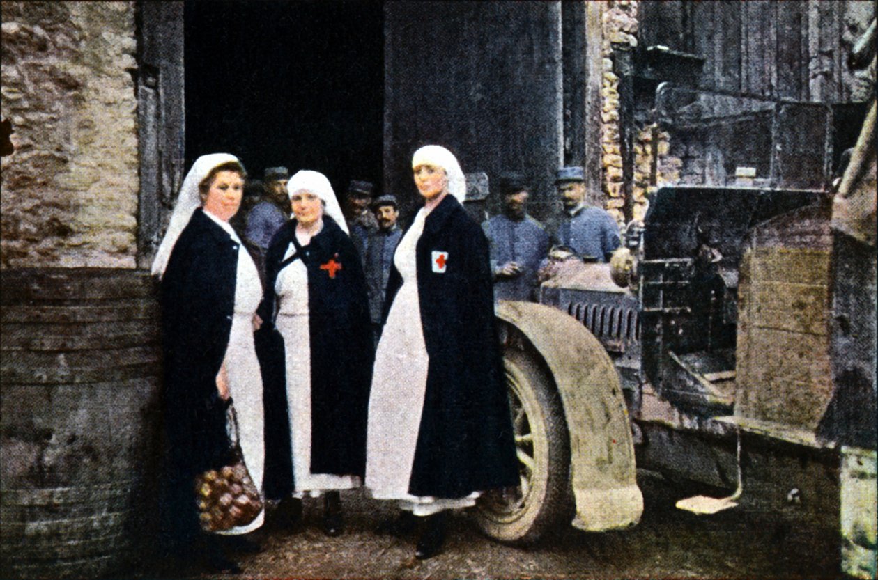 Tre kvinner iført Røde Kors og det franske ambulansepersonellet med et kjøretøy, Verdun, september 1916 (autokrom) av Jules Gervais Courtellemont