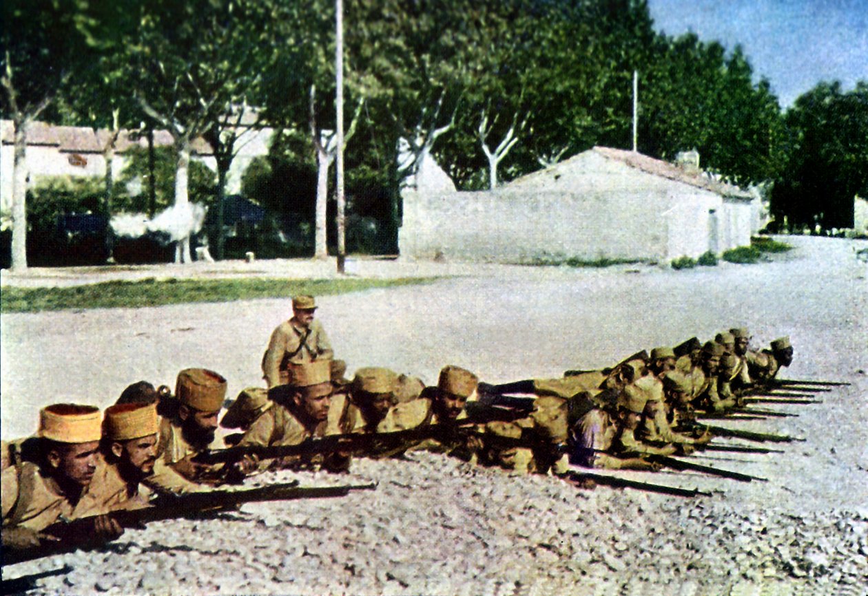 Marokkanske geværmenn og en fransk offiser i utkanten av landsbyen under slaget ved Marne øst for Paris, september 1914 (autokrom) av Jules Gervais Courtellemont