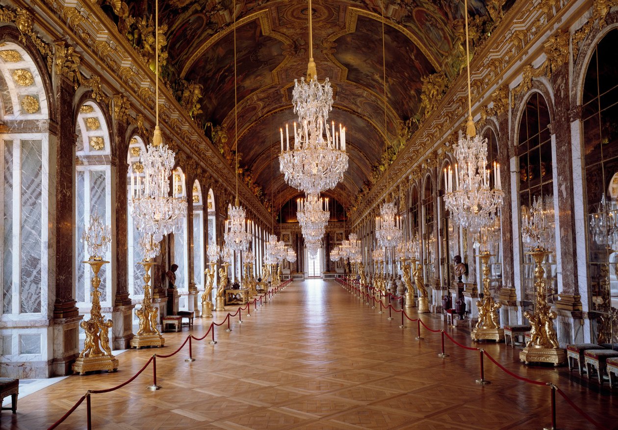 Arkitektur: utsikt over Galerie des Glaces i Versailles restaurert av arkitekten Jules Hardouin-Mansart og bygget fra 1678 til 1684. Versailles slott, Versailles av Jules Hardouin Mansart