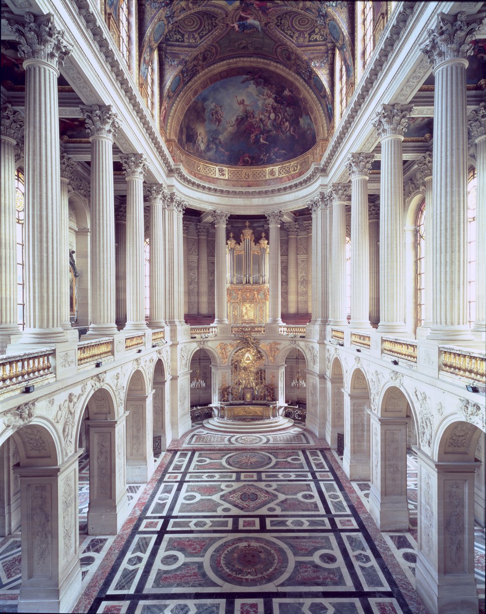 Innvendig utsikt over kapellet, startet i 1699 og fullført av Robert de Cotte i 1710 av Jules Hardouin Mansart
