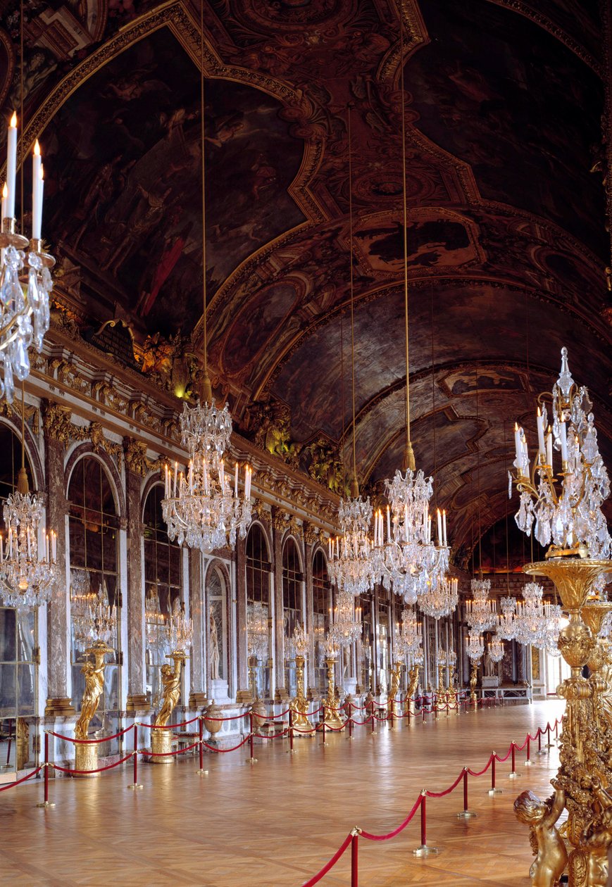 Utsikt over Galerie des Glaces i Versailles ble restaurert, den ble bygget i 1678 av Jules-Hardouin Mansart. Chateau de Versailles. av Jules Hardouin Mansart