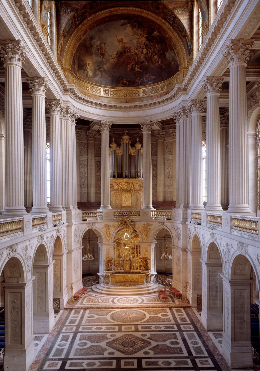 Utsikt over det kongelige kapellet laget av Hardouin-Mansart i 1709 og innviet av kardinal Noailles i 1710. Versailles slott av Jules Hardouin Mansart