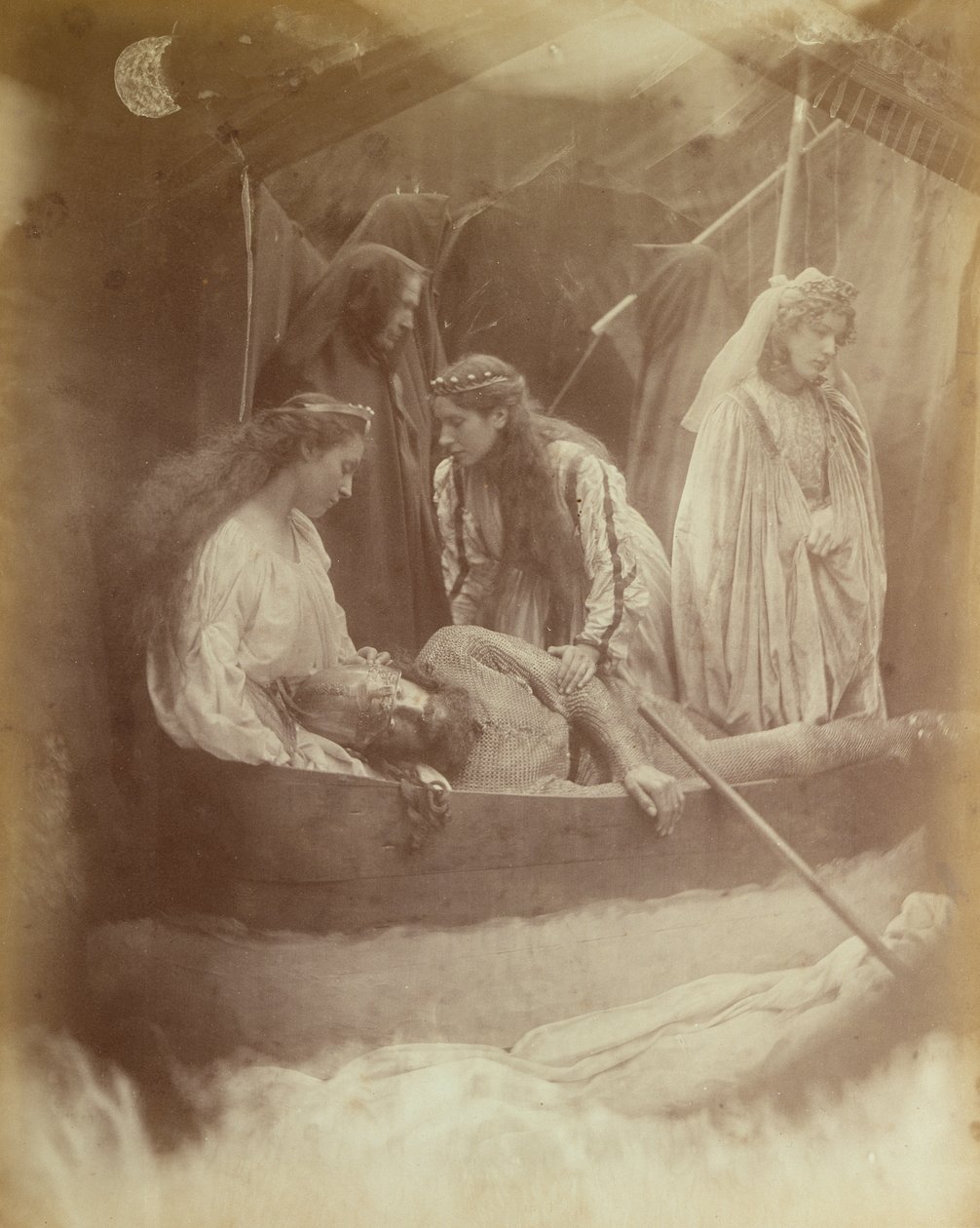 The Passing of King Arthur, illustrasjon fra 'Idylls of the King' av Alfred Tennyson, 1874 (karbontrykk) av Julia Margaret Cameron
