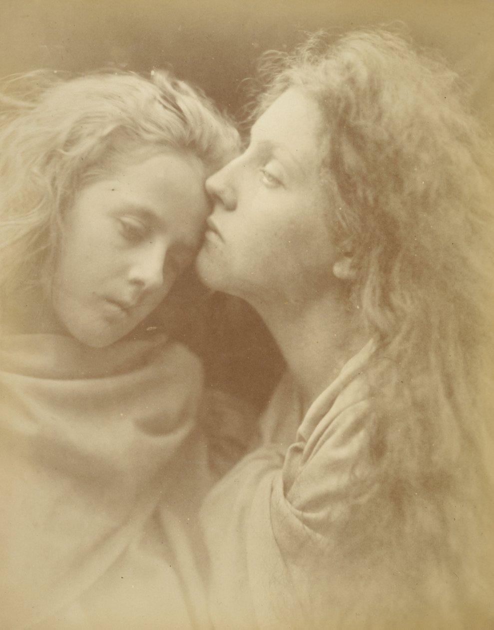 "Fredskysset" - Mary Ann Hillier (og Florence Anson?) av Julia Margaret Cameron
