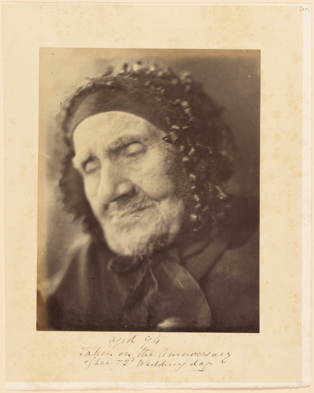 94 år gammel, fotografert på årsdagen for hennes 72. bryllupsdag [Hode- og skulderportrett av en eldre kvinne] av Julia Margaret Cameron
