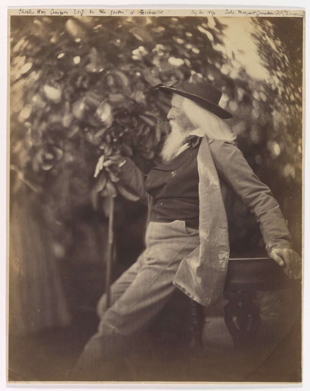 Charles Hay Cameron, Esq., i hagen sin i Freshwater av Julia Margaret Cameron