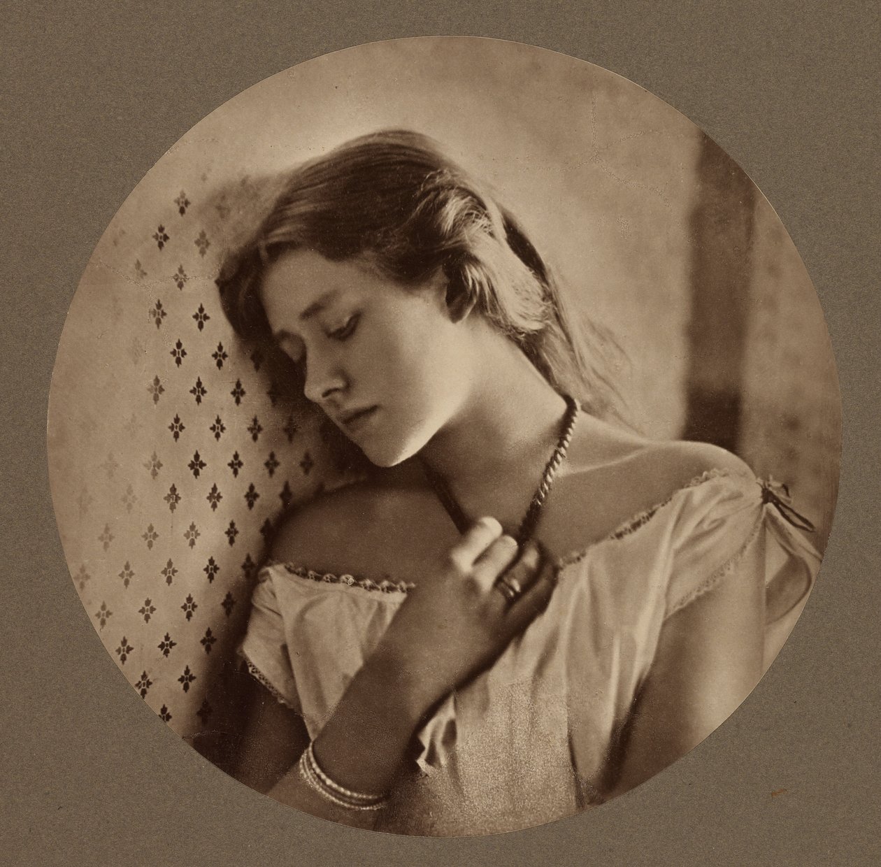 [Ellen Terry som sekstenåring] av Julia Margaret Cameron
