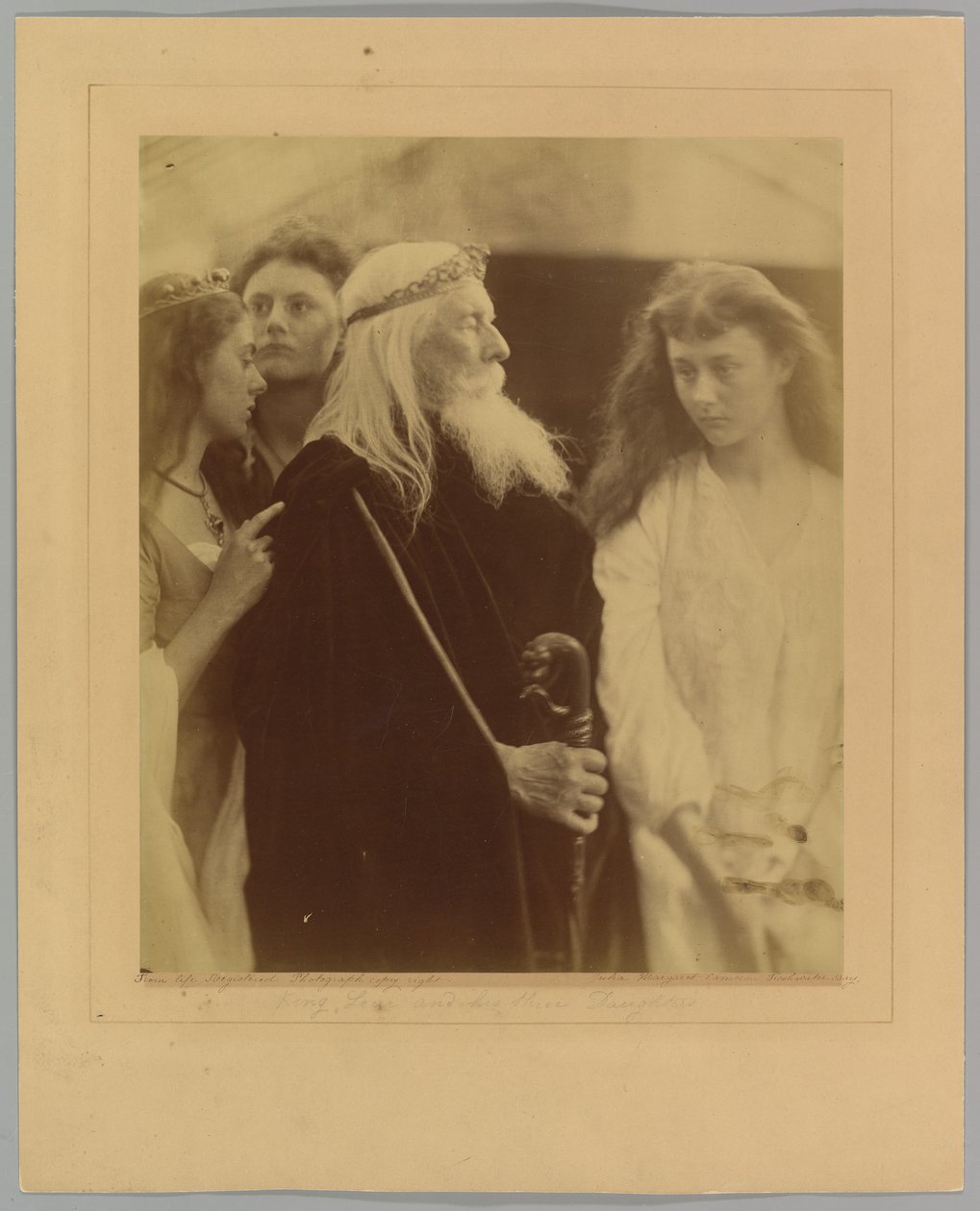 Kong Lear tildeler sitt kongerike til sine tre døtre av Julia Margaret Cameron