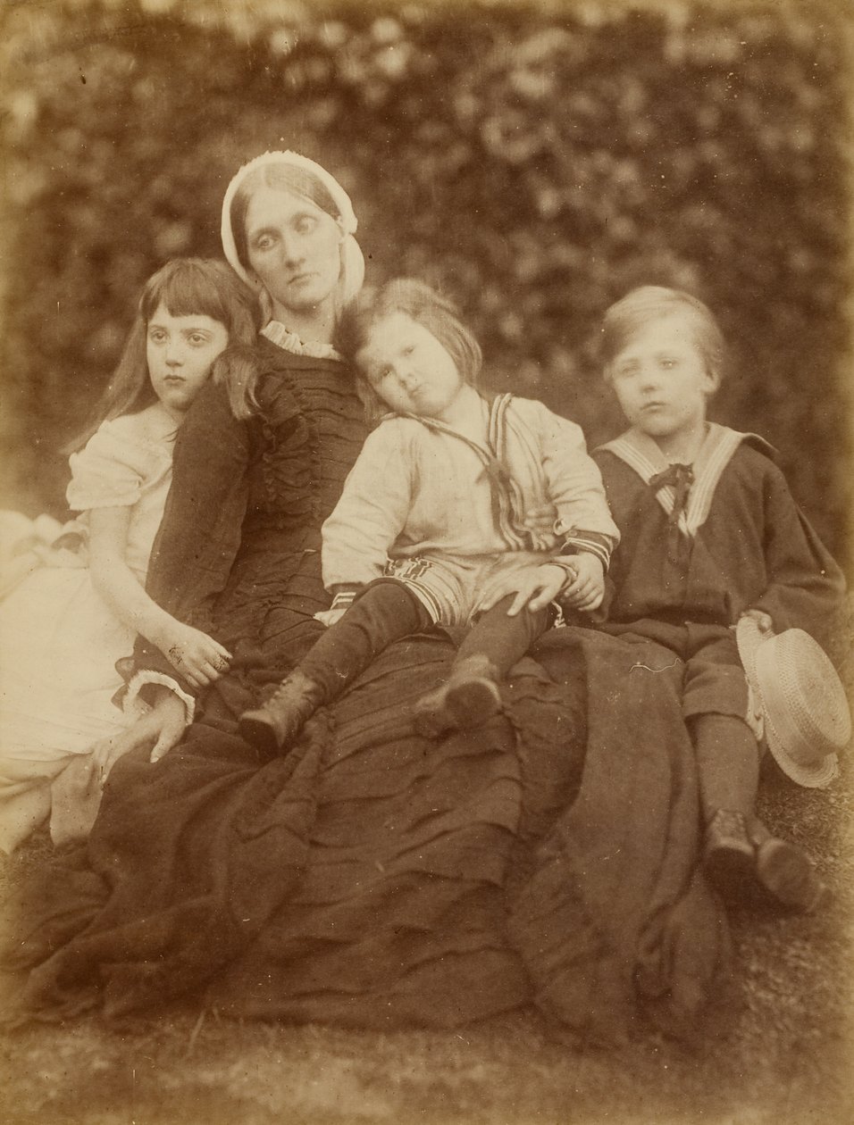 Mrs. Herbert Duckworth med Florence Fisher, George Duckworth og Herbert Fisher av Julia Margaret Cameron