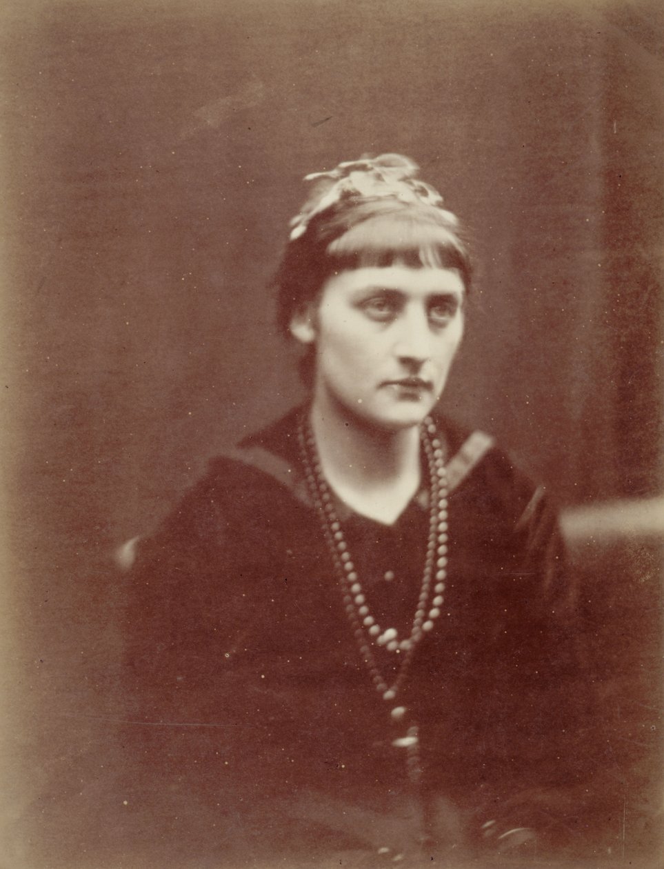 Portrett av en kvinne med to halskjeder av Julia Margaret Cameron
