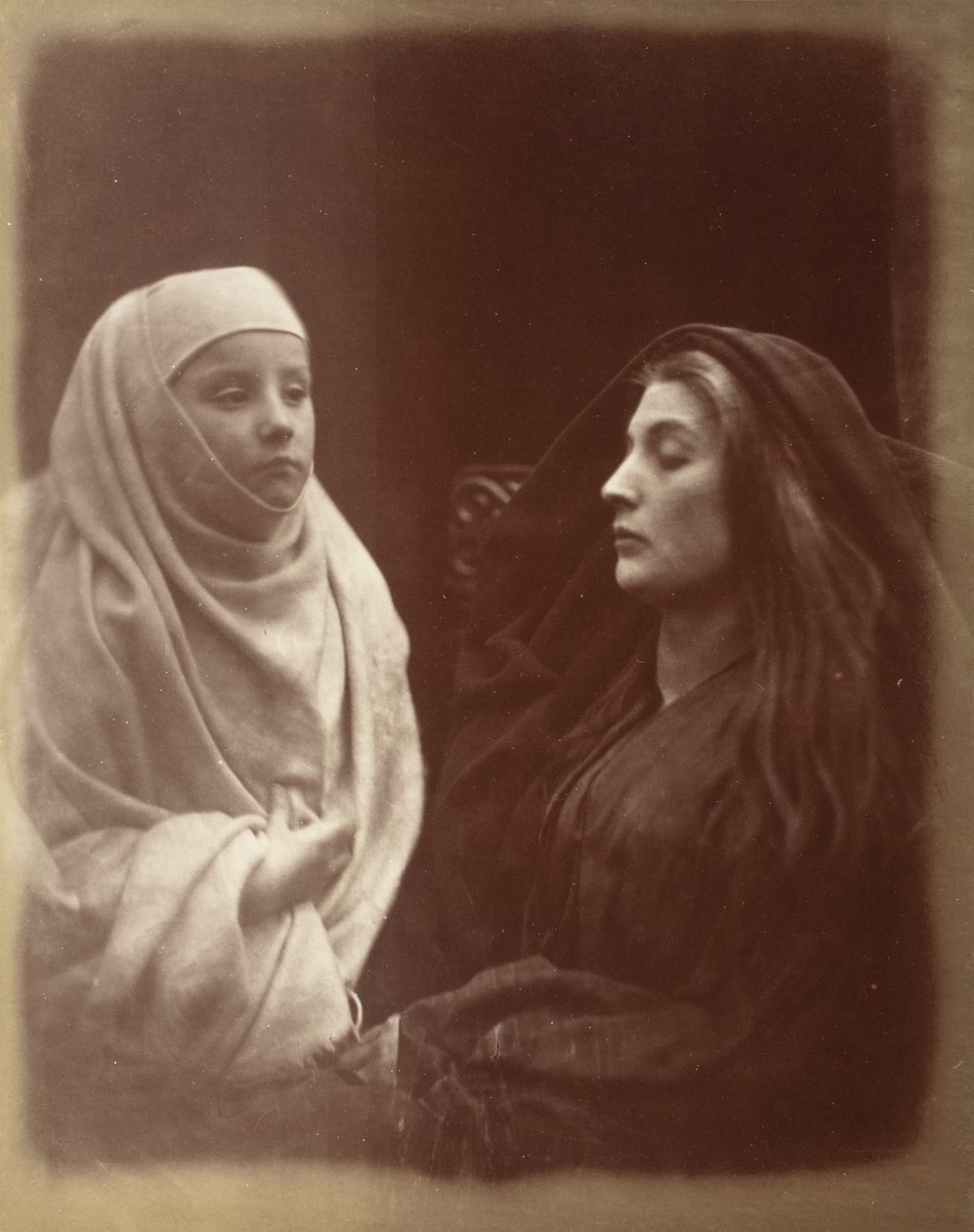 Den lille novisen og dronning Guinevere i Almsburys hellige fattighus av Julia Margaret Cameron