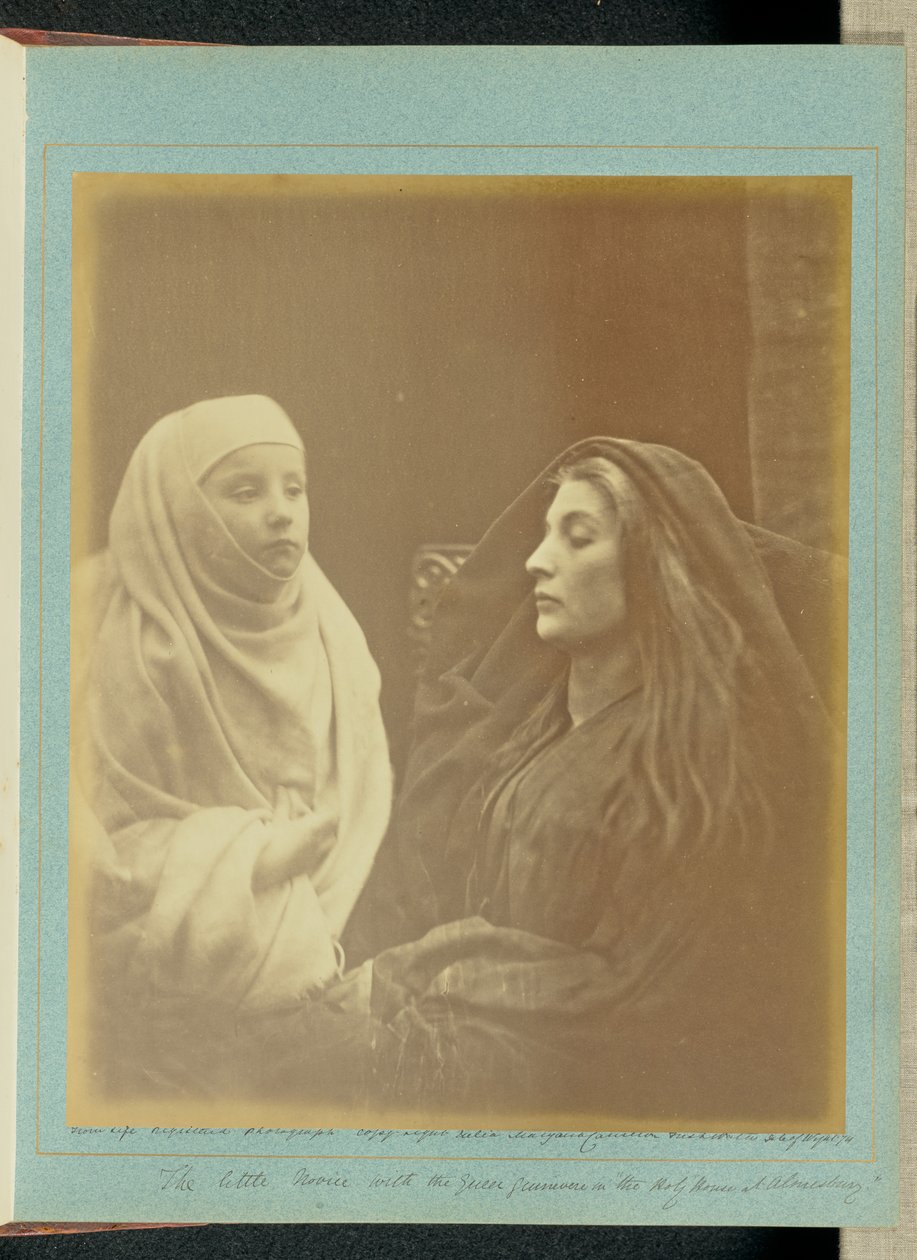 Den lille novisen med dronning Guinevere i «det hellige huset i Almesbury» av Julia Margaret Cameron
