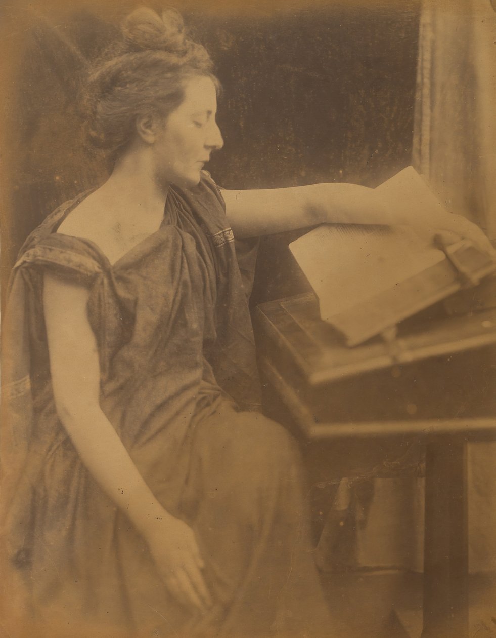 [Kvinne i kapper leser en bok], 1870. av Julia Margaret Cameron