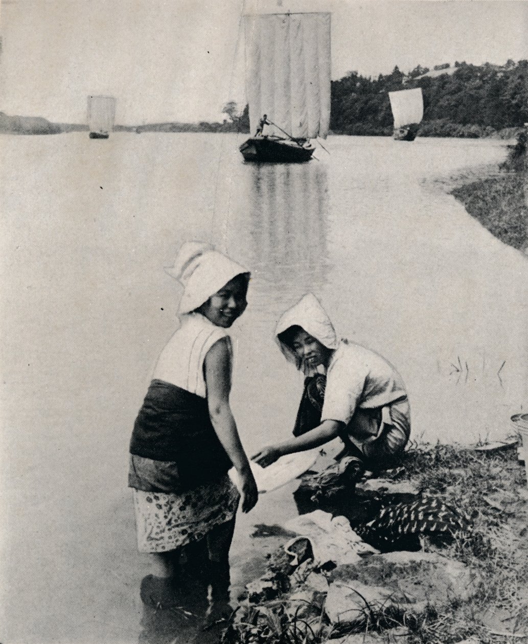 Et vaskeri ved elvekanten, c1900, 1921 av Julian Leonard Street