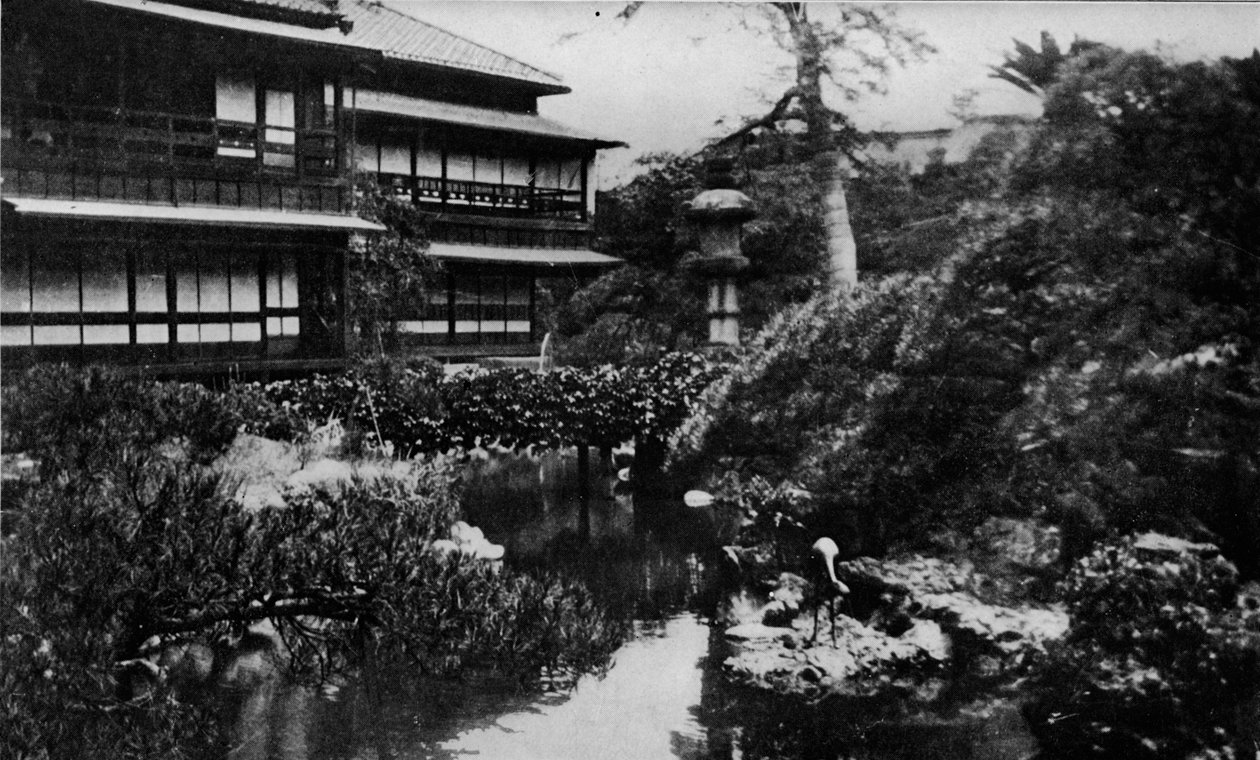 En tehushage, Tokyo. Hagearbeid med tema av vulkansk opprinnelse, c1900, 1921 av Julian Leonard Street